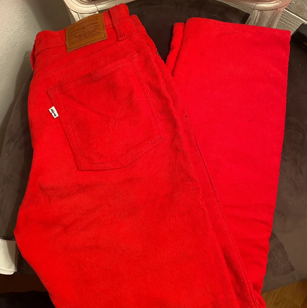 Säljer nu mina röda straight leg Manchester byxor från Levis. De är i en så fin röd färg vekrligen men tyvärr är de för korta på mig…använda högst 2ggr, nypris på Levis 999kr - mitt pris 400kr❤️. Jeans & Byxor.