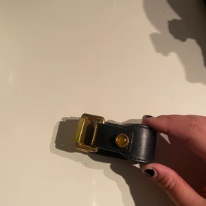 Armband  - Intressekoll!!!! Säljer detta enormt populära skinn armband ifrån Marcjacobs! Armbandet är i guld och svart skinn och finns ej i lager mer. Säljer för 300kr