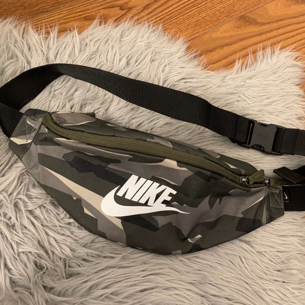 Nike magväska ”becknarväska” | Plick Second Hand
