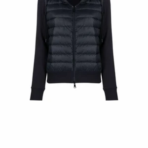 Moncler cardigan jacka  - SÖKER en ÄKTA cardigan moncler jacka, det behöver inte vara exakt den på bilden men helst en cardigan liknande. Storlek xs eller s. Är villig och betala Max 3000kr + snabbköp. 