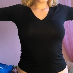 Svart magtröja / sommartopp - Svart v-ringad tröja med större ärmar