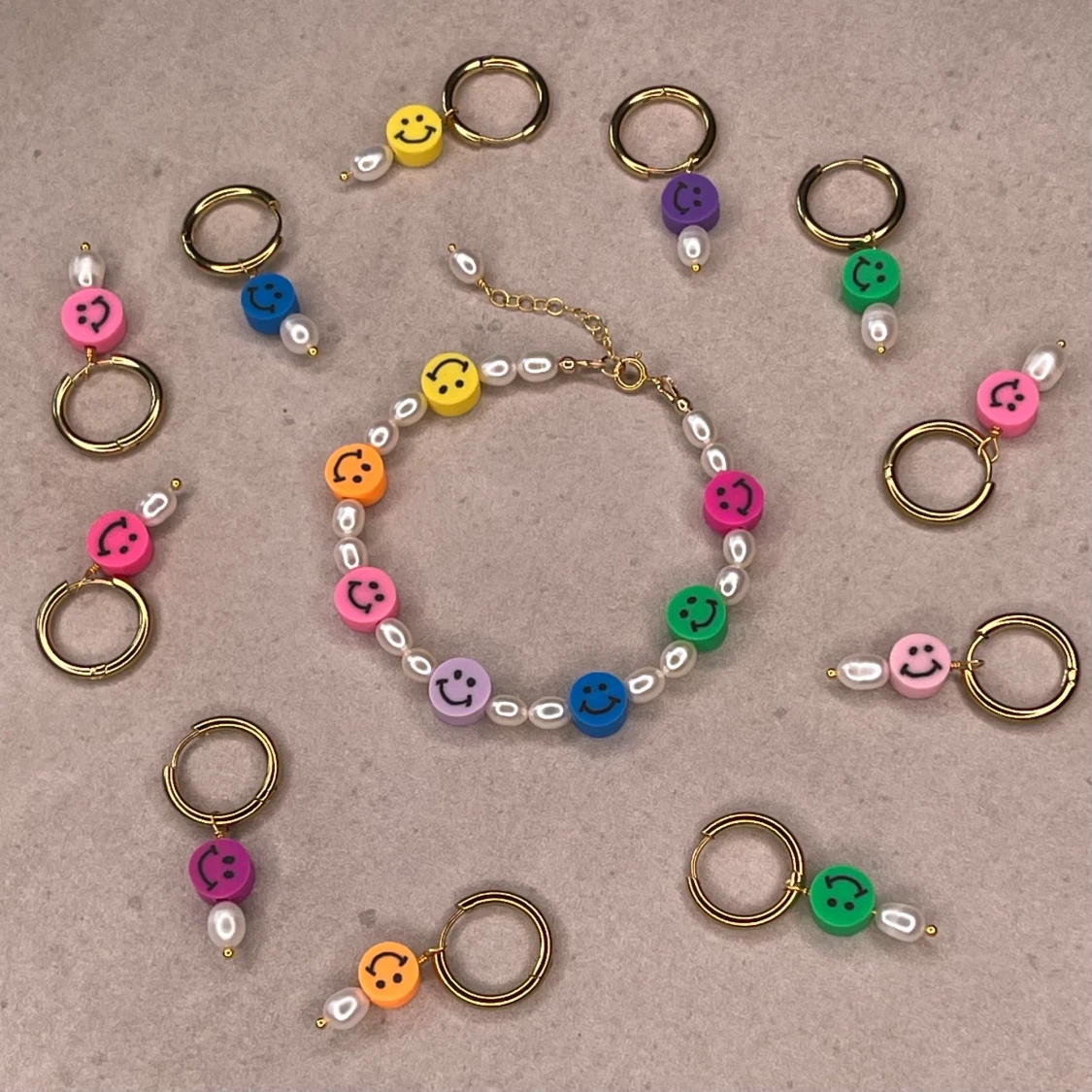 Färgglatt smiley armband  - 90