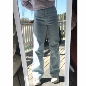 Vida Jeans - Säljer dessa fina ljusblå vida jeansen ifrån Madlady. Köptes för ca 2mån sen. Säljer då dom är lite för långa på mig. Strl 34 och är ca 1,60cm lång. Nypris: 549kr Säljer för 249 +frakt 66kr.