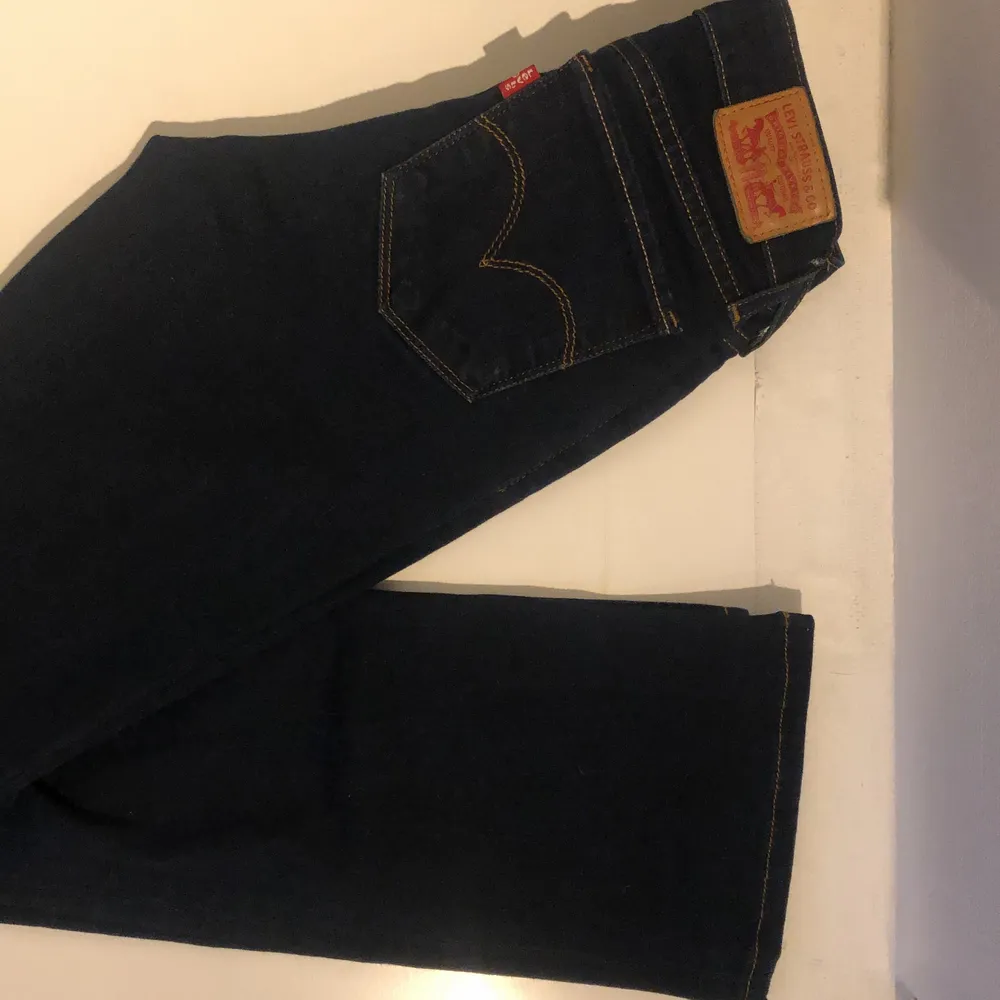 Ett par ursnygga Levis715 bootcut jeans i storlek W25 . De är midwaist skulle jag anta. Aldrig använda då de är för små för mig!!! Köparen står för frakten som är runt 65-70 kr❤️. Jeans & Byxor.