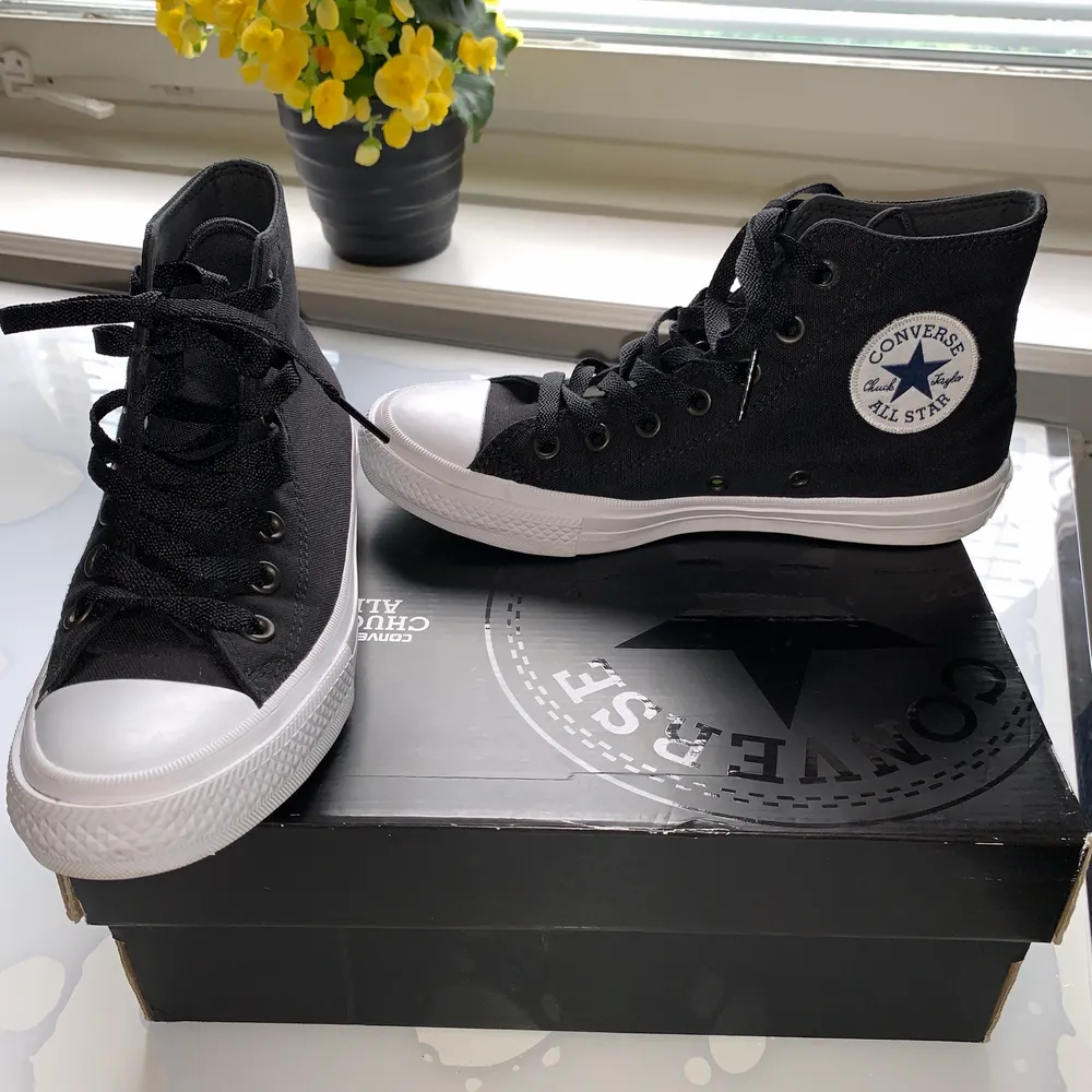 Säljer mina nya Converse. Jag köpte de (helt rena) har bara användas 2-3 gånger. De är äkta, väldigt sköna och de är storlek 38. Köpte de men de va för stora så ska sälja dem☺️ budet börjar på 400kr, skriv privat för mer bilder eller buda i kommentarerna🤗. Skor.