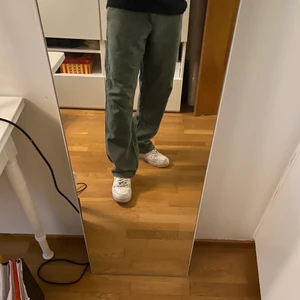 Baggy carhartt byxor - Säljer ett par vintage carharrt byxor i storlek 32x32. Byxorna har lite små flaws eftersom de är vintage men det förbättrar snarare vintage looken. Priset är 400kr + frakt. 