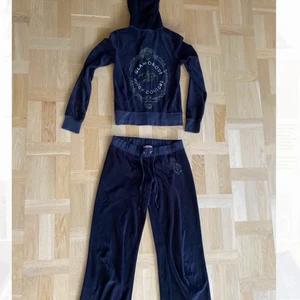Juicy couture sett - Säljer detta superfina juicy couture settet i färgen: Marinblå💙 Det är i bra skick och sitter jättesnyggt på. Buda i kommentarerna (köparen står för frakten) 450kr för båda byxa och tröja eller 250kr styck💙 