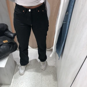 Straight leg jeans! - Säljer dessa mycket eftertraktade och utsålda byxor från Zara! 💕💕 Används 1 gång! Här använder jag en 38 <3 Passar allt från S-M enligt hur du vill att den ska sitta på kroppen. De är midwaist och sitter bra på kroppen. Är 169 och de passar perfekt i längden. Bara för att lägga ett bud! 💛💛