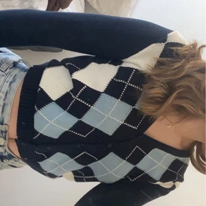 stickad kofta - supergullig stickad kofta från brandy melville💗 Helt oanvänd och kvaliten är fantastisk💗 Nypris 354kr, är storleken one size men folk från XS-M skulle kunna ha den (jag är 165cm)