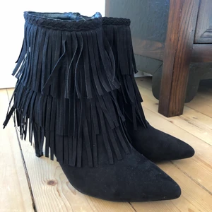 Skor Nelly Shoes, strl 38  - Oanvända skor med klack från Nelly. Storlek 38.