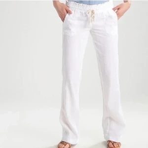 Linnebyxor - Säljer mina poppulära slutsålda linnebyxor från Roxy i storlek xs. Helt oanvända med prislapp kvar.🥰