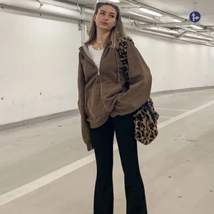 brandy melville zip-hoodie  - säljer nu min trendiga bruna brandy melville zip-hoodie💗 Nästan helt oanvänd. Är 165 och min sitter helt perfekt, blir mer oversized om du är mindre💗 Nypris 384kr💗 (första bilden är lånad från pinterest men är samma hoodie) 