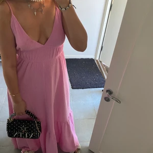 Rosa klänning - Säljer denna supersöta rosa klänningen från gina och som är slutsåld överallt typ, tyvärr är den lite för stor på mig men den är så fin o bekväm. Den är väldigt lång på mig som är 168. (Pruta ej tack) helt ny endast testad!!!