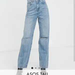 Snygga jeans från Asos i storlek 28/36. De är från Tall kollektion, men för mig som är 180cm är de för korta. Om man är kortarde kommer de sitta supersnyggt och lite mer baggy.  De är använda men i bra skick. 