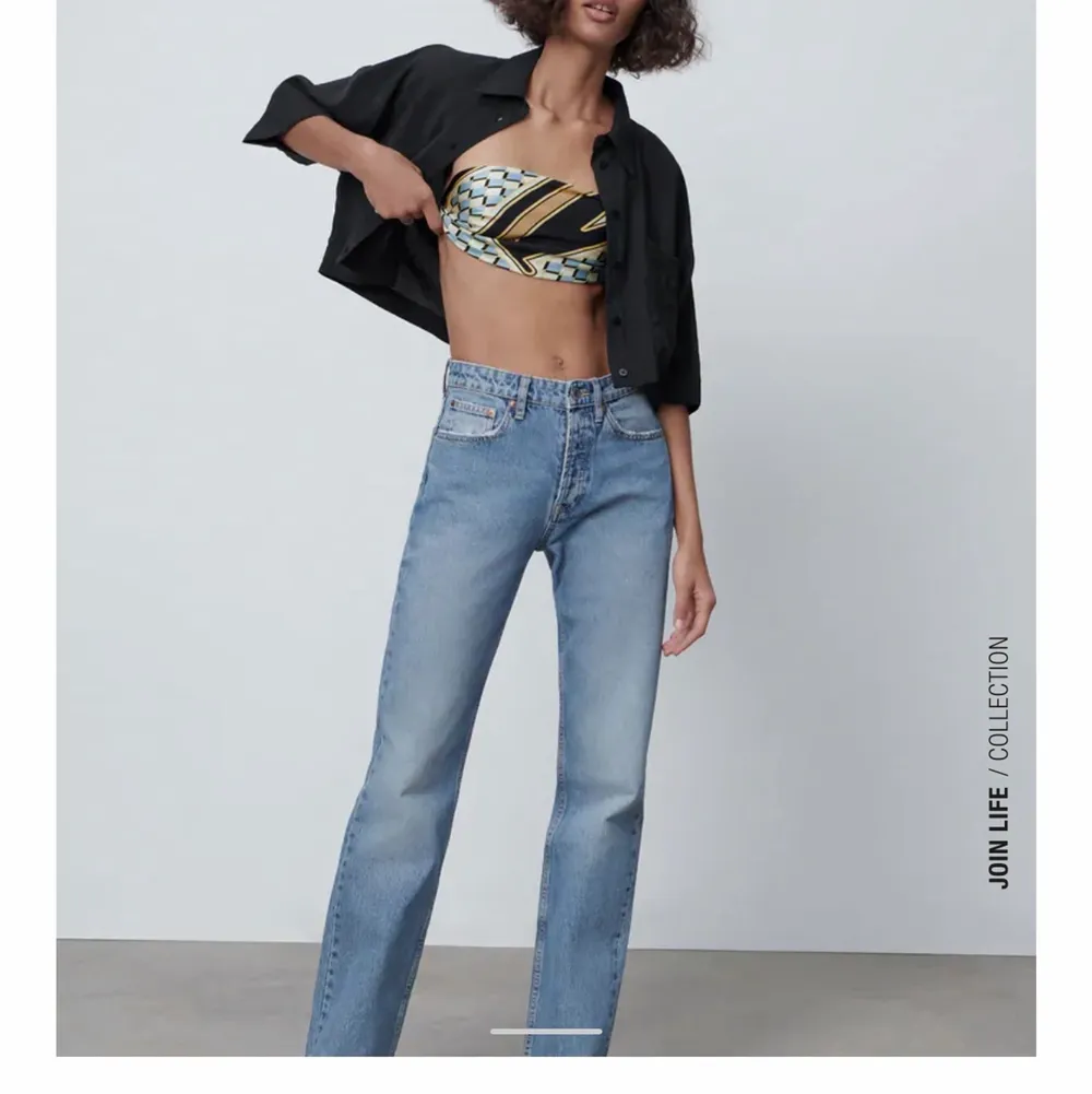 Populära modellen mid Rise straight från Zara i storleken 34. Oanvända endast testade och lappar är borttagna. Säljer då de är för stora för mig. Är 158cm och de är väldigt långa. Därför bild från hemsidan då de inte sitter bra alls på mig. . Jeans & Byxor.