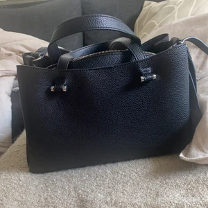 Väska från zara  - Superfin och praktisk väska från zara. Väldigt fint skick, nypris 399kr 