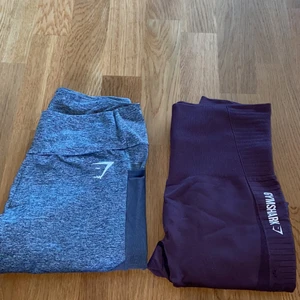 Gymshark tights, storlek S - Träningstights från gymshark, båda i storlek S. I mycket gott skick båda två. De gråa tightsen har även fickor på sidorna så du kan lägga din telefon där medans du tränar. 200kr för ett par och 400kr för båda. Kan även skickas, frakt tillkommer. 