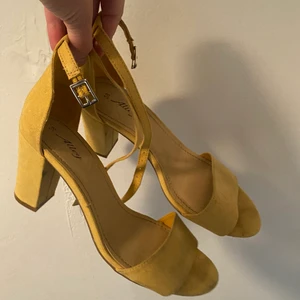 Klackar gula  - Gula klackar i storlek 38