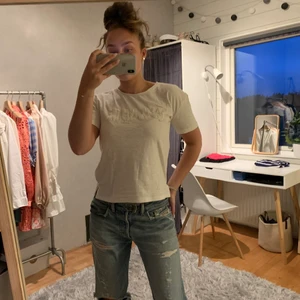 Benvit t-shirt med text  - Jättefin benvit t-shirt med påsydd text💕 från Mango 