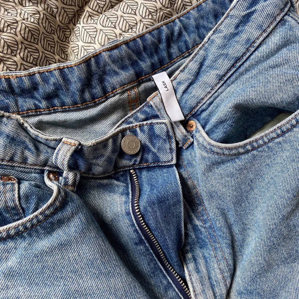 Säljer ett par snygga weekday jeans i modellen lash då dom tyvärr är för små för mig! Jag köpte dom för 500kr och säljer nu för 100kr! Jeansen går till fötterna. Dom är använda ett par gånger men är som nya! Köparen står för frakt. Jeans & Byxor.