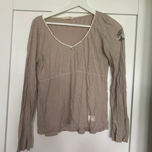 Odd Molly tröja strl.2 - Långärmad tröja ifrån Odd Molly, finns ett litet hål längst ner på tröjan från blixtlås.