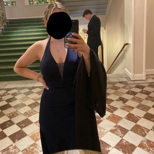 Balklänning - Jag säljer min fina marinblåa balklänning. Använd endast en gång. Nypris var 3300kr . Vid snabb affär kan pris definitivt diskuteras ! 😃 Den är köpt i en  bröllopsaffär därav priset. 