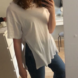 Vit tröja med slits  - Från junkyard och storlek Xs/S. Aldrig använd 