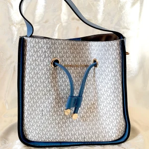 Liten handväska Blå - Skor +100 kr Stl 40