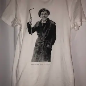 Säljer denna snygga Astrid Lindgren tröjan. Den är knappt använd så den är som ny! Fler bilder kan fås💕 Pris kan diskuteras☺️