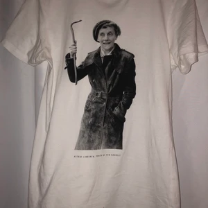 Astrid Lindgren T-Shirt - Säljer denna snygga Astrid Lindgren tröjan. Den är knappt använd så den är som ny! Fler bilder kan fås💕 Pris kan diskuteras☺️