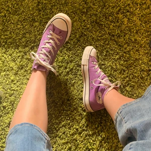 Converse höga - Chuck Taylors i Jättefint skick! Storlek 38 och sitter så. Frakten tillkommer! Om du undrar nått är det bara att fråga! 💘 antingen bud eller köpa direkt för 250+ frakt!