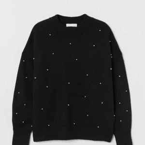 Stickad tröja - Säljer min svarta stickade tröja eftersom den inte kommer till användning längre. Storlek XS men sitter som S/M