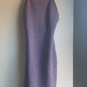 Hm - Har använt den en gång. Glittrig klänning från hm, den är stretching.