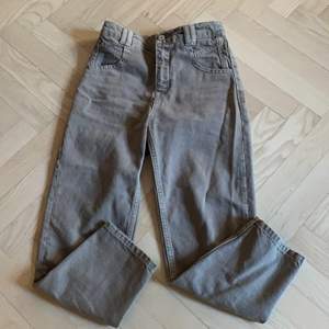 Bruna denim jeans från zara. Storlek 140/10år. Bra skick och bekväma. Köpare står för frakt 🌸🌺