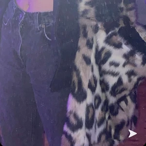 väska med leopardmönster - galet fin väska som jag köpt här från plick men har tyvärr aldrig fått användning av den :( den är helt ny❣️ sydd av tjejen jag köpte den av‼️ pris kan självklart diskuteras