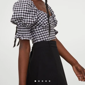 Söt topp strl 36 - Söt topp från HM som jag säljer då den inte passade mig, endast testad, fick den när jag fyllde år men lyckades tappa bort kvittot. Nypris 149 kr, säljs för 99kr + ev frakt. De två första bilderna är lånade från HM. 