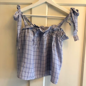 Rutig topp strl S/M - Blå-rutig gullig topp från märket frankment i strl S/M. Endast använd en gång.