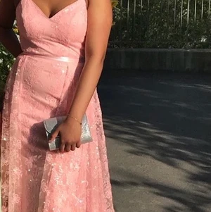 Balklänning - Säljer nu min fina balklänning med avtagbar ”kjol”. Endast använd en gång. Köpte den på beauty queens för 2800kr