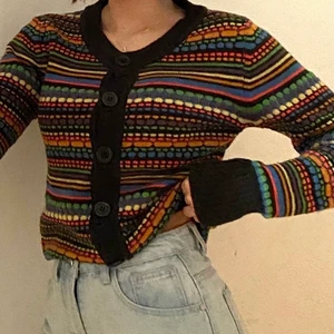 Stickad kofta - En lite vintage färgglad stickad kofta från H&M och passar som storlek S/M, kanske L också. Går att knäppa upp om man vill. ‼️OBS‼️ Första bilden är lite mörk men man ser färgerna bättre på andra och tredje bilden. Koftan är i nyskick. Säljer pga att den inte används. Kan mötas i Umeå eller skicka om köpare står för frakt. 