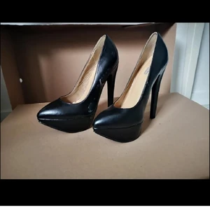 Klackskor storlek 37 - Alla tre klackskorna är använda max en kväll förutom de svarta som aldrig är använda. (de finns ett litet märke på ena skon men går säkert och få bort med nått medel)  säljer dem för 50 kr styck 