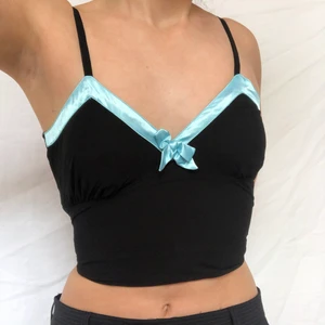 Nattlinne - Sjukt gulligt nattlinne med blåa sidendetaljer. Gott skick utan defekter. Märkt m. Visas på en s! Köpare står för frakt