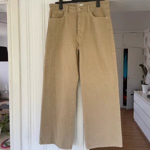 Beiga jeans  - Beiga söta jeans från Gina Tricot som sitter fint och är bra i längden 