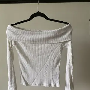 Vit off shoulder tröja från Gina Tricot i storlek S. Använd ett fåtalgånger.