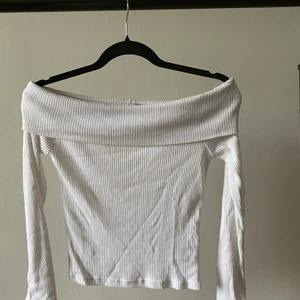 Vit off shoulder tröja - Vit off shoulder tröja från Gina Tricot i storlek S. Använd ett fåtalgånger.