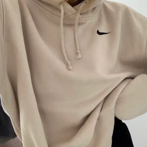 Oversized Nike hoodie  - (BUDA) 💕Aldrig använd, köpt för 560 på Nikes hemsida. Första bilden lånad. Köpare står för frakt ( budar du måste du köpa, dvs du kan inte dra dig ur) 