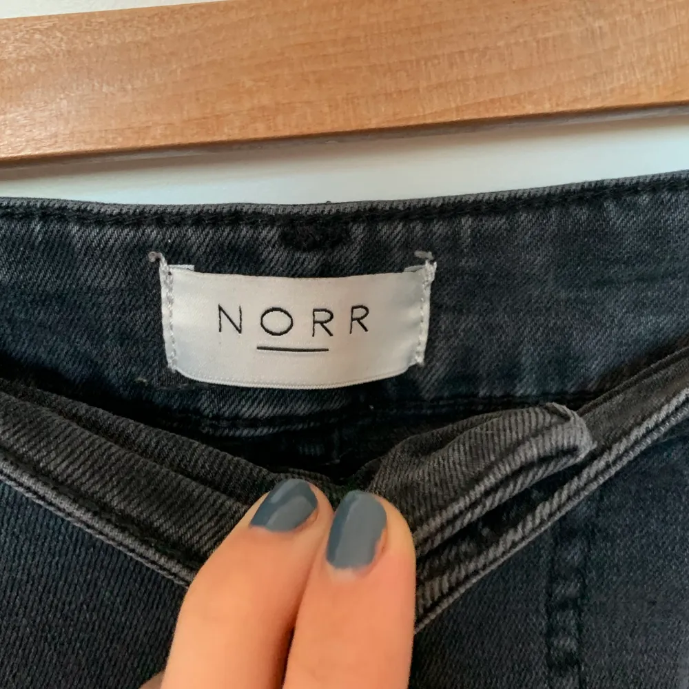 GÖRSNYGGA jeans från Norr som jag inte vill sälja men de är tycärr lite tajta nu så använder aldrig. Inte skinny jeans men inte baggy så lite mer raka fast lite formade efter kroppen också så en bra blandning. Odinariepris 880kr. Passar nog 36-38.. Jeans & Byxor.