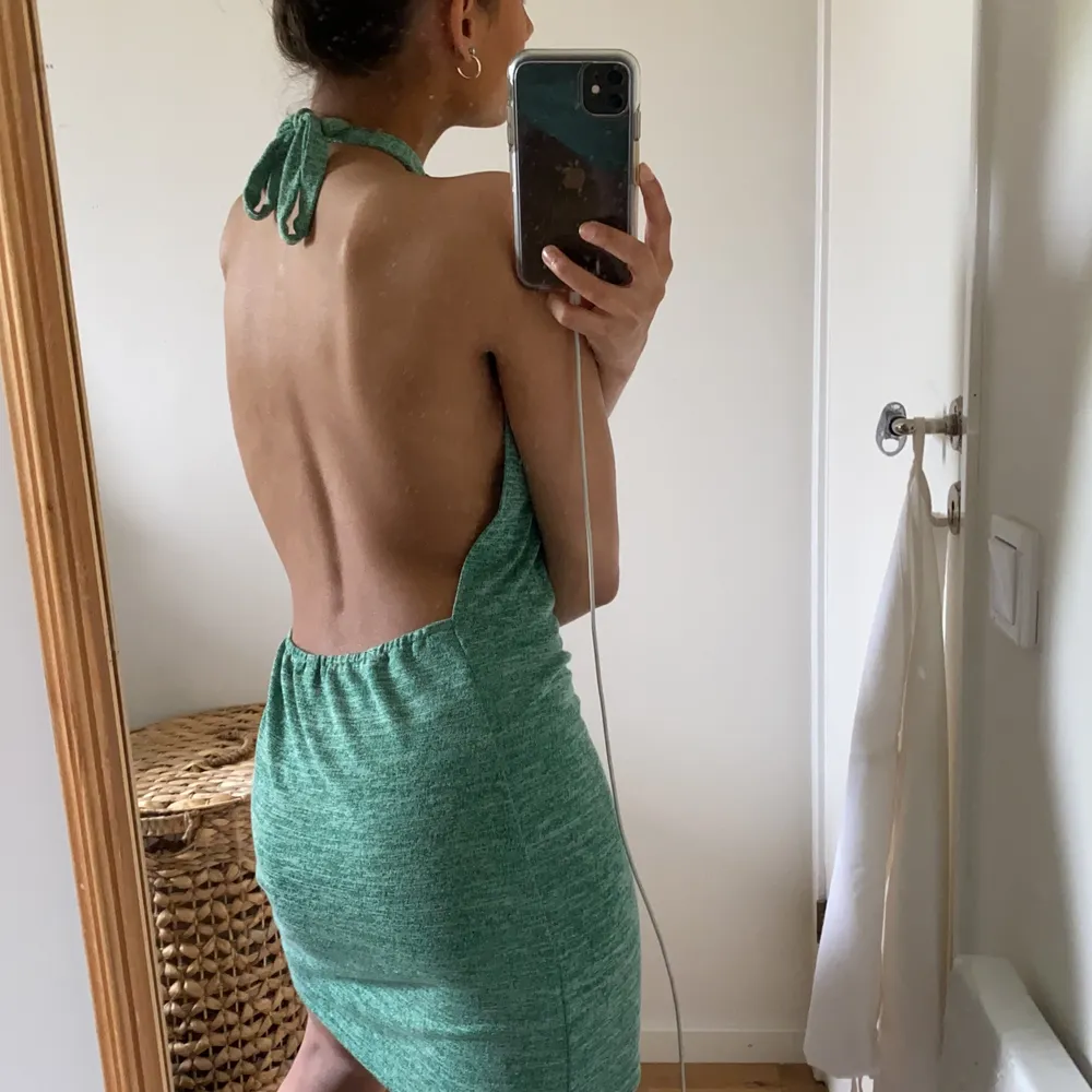 Med sorg säljer jag nu denna as sexiga klänning. Den är grön och så himla fin till sommaren. Tyvärr lite för liten för mina bröst:/ 💚 BUDA. Klänningar.