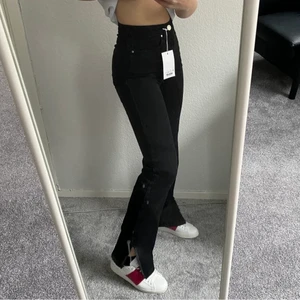 Jeans - Jeans med slits från Ida Carlssons kollektion med Madlady. Lånade bilder från tjejen jag köpte dem av, skriv för egna. Väldigt fint skick🤎 Slut i denna storlek på hemsidan   Köparen står för frakt