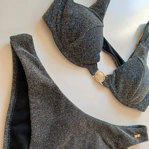 Bikini från River Island - Väldigt snygg bikini från River Island i strl 38 säljes! Endast testad så är i nyskick! 🥂  150 kr plus frakt som betalas av köpare. 