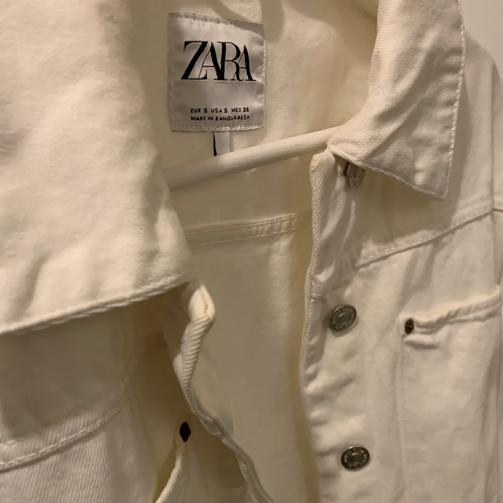 En croppad oversized jeansjacka från Zara, storlek S. Jättefint skick och skitsnygg jacka! Säljer pga har ingen användning för den längre. Jackor.